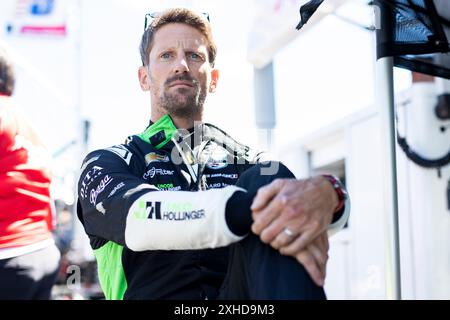 Elkhart Lake, Wi, USA. Juni 2024. ROMAIN GROSJEAN (77) aus Genf, Schweiz, spricht mit Ingenieuren vor einer Übungssitzung für den XPEL Grand Prix auf der Road America in Elkhart Lake WI. (Kreditbild: © Walter G. Arce Sr./ASP via ZUMA Press Wire) NUR REDAKTIONELLE VERWENDUNG! Nicht für kommerzielle ZWECKE! Stockfoto