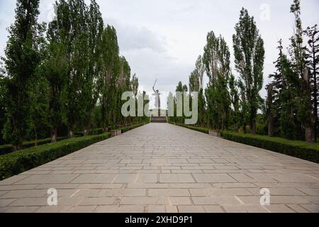 Russland, Wolgograd - 01. Juni 2024: Denkmal für die Helden der Schlacht von Stalingrad auf Mamajew Kurgan in Wolgograd. Die Gasse zu den Skulpturen von t Stockfoto