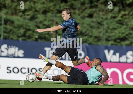 Napolys italienischer Mittelfeldspieler Alessio Zerbin stellt sich im 2024-25 Vorsaisontraining des SSC Napoli im val di Sole im Trentino mit dem brasilianischen Verteidiger Natan gegen den Ball, Dimaro Folgarida&#XA;&#XA;&#XA; Stockfoto