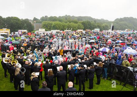 Durham, Großbritannien. JUL, 2024. Die Menschenmassen hören den Reden zu, während Tausende von Menschen auf die Straße gingen, um die Durham Miners Gala zu feiern, trotz einer Regenflut über den Tag. Credit Milo Chandler/Alamy Live News Stockfoto