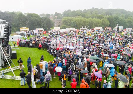 Durham, Großbritannien. JUL, 2024. Die Menschenmassen hören den Reden zu, während Tausende von Menschen auf die Straße gingen, um die Durham Miners Gala zu feiern, trotz einer Regenflut über den Tag. Credit Milo Chandler/Alamy Live News Stockfoto