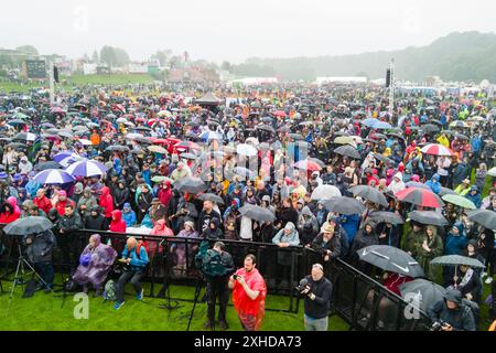 Durham, Großbritannien. JUL, 2024. Die Menschenmassen hören den Reden zu, während Tausende von Menschen auf die Straße gingen, um die Durham Miners Gala zu feiern, trotz einer Regenflut über den Tag. Credit Milo Chandler/Alamy Live News Stockfoto