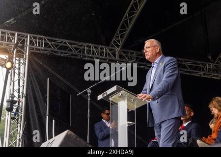 Durham, Großbritannien. JUL, 2024. Ian Lavery, ehemaliger Minenarbeiter, Abgeordneter und Ex-Präsident der NUM, spricht die Menge an, als Tausende von Menschen auf die Straße gingen, um die Durham Miners Gala zu feiern, trotz einer Regenflut über den Tag. Credit Milo Chandler/Alamy Live News Stockfoto