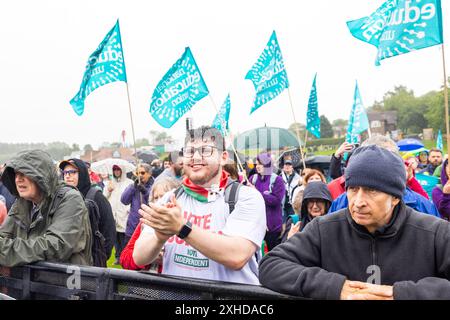 Durham, Großbritannien. JUL, 2024. Die Massen genießen die Reden, während Tausende von Menschen auf die Straßen gingen, um die Durham Miners' Gala zu feiern, trotz einer Regenflut über den Tag. Credit Milo Chandler/Alamy Live News Stockfoto