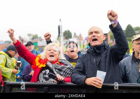 Durham, Großbritannien. JUL, 2024. Die Massen genießen die Reden, während Tausende von Menschen auf die Straßen gingen, um die Durham Miners' Gala zu feiern, trotz einer Regenflut über den Tag. Credit Milo Chandler/Alamy Live News Stockfoto