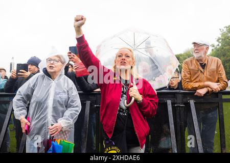 Durham, Großbritannien. JUL, 2024. Die Massen genießen die Reden, während Tausende von Menschen auf die Straßen gingen, um die Durham Miners' Gala zu feiern, trotz einer Regenflut über den Tag. Credit Milo Chandler/Alamy Live News Stockfoto