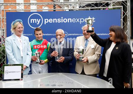 Jockey William Buick, Trainer Jane Chapple-Hyam (rechts) und die Siegerverbindungen nach Mill Stream gewannen die My Pension Expert July Cup Stakes am Juli Cup Day während des Juli Festivals 2024 auf der Newmarket Racecourse. Bilddatum: Samstag, 13. Juli 2024. Stockfoto