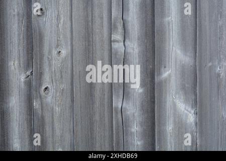 Nahaufnahme von Holzverkleidungen in einem Außenschuppen, die über Jahre verwittert sind. Stockfoto