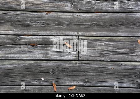 Nahaufnahme der Terrasse im Freien mit verwitterten Terrassenbrettern, die den Test der Zeit bestanden haben. Stockfoto