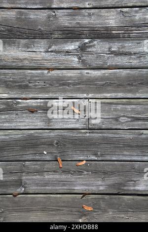 Nahaufnahme der Terrasse im Freien mit verwitterten Terrassenbrettern, die den Test der Zeit bestanden haben. Stockfoto