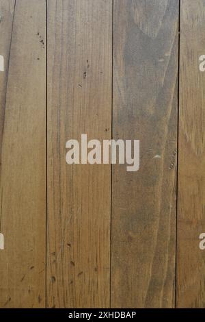 Nahaufnahme eines alten goldbraunen Holzschranks mit Holzdielen und Holzmaserung. Stockfoto