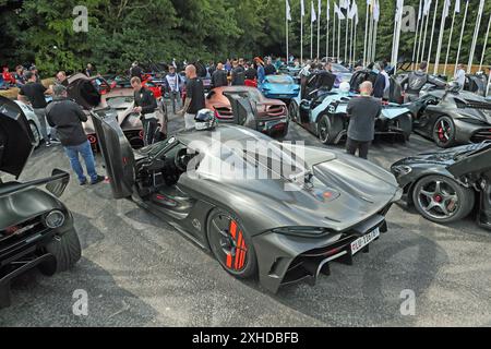 Goodwood, West Sussex, Vereinigtes Königreich 13. Juli 2024. Hypercar-Parkplatz beim Goodwood Festival of Speed – „Horseless to Hybrid – Revolutions in Power“ in Goodwood, West Sussex, Großbritannien. © Malcolm Greig/Alamy Live News Stockfoto