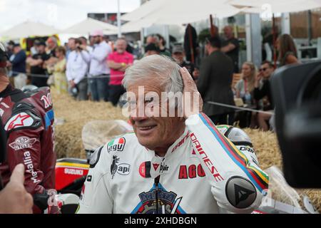 Goodwood, West Sussex, Vereinigtes Königreich 13. Juli 2024. Giacomo Agostini 15-facher Motorradweltmeister beim Goodwood Festival of Speed – „Horseless to Hybrid – Revolutions in Power“ in Goodwood, West Sussex, Großbritannien. © Malcolm Greig/Alamy Live News Stockfoto