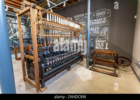 Museum in Cromford Mill, der weltweit ersten wasserbetriebenen Baumwollspinnerei, entwickelt von Richard Arkwright, Cromford, Derbyshire, England, Großbritannien Stockfoto