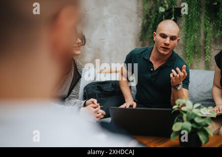 Junge Unternehmer, die im Freien über Strategien und Ideen diskutieren Stockfoto