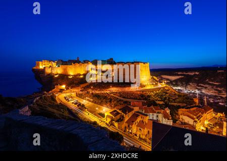 Zitadelle von Bonifacio in Korsika Frankreich in der Abenddämmerung Stockfoto