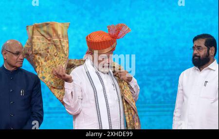 Mumbai, Indien. Juli 2024. MUMBAI, INDIEN - 13. JULI: Premierminister Narendra Modi startet Infrastrukturprojekte im Wert von 29.400 Mrd. RS bei einer Veranstaltung in Goregaon, am 13. Juli 2024 in Mumbai, Indien. Modi sagte, dass laut RBI-Bericht in den letzten drei bis vier Jahren acht Milliarden neue Arbeitsplätze im Land geschaffen wurden. Modi sprach bei einer Veranstaltung im Stadtteil Goregaon von Mumbai, nachdem er den Grundstein für RS 29.000-Milliarden-Projekte im Straßen-, Schienen- und Hafensektor in der Stadt gelegt hatte. (Foto: Satish Bate/Hindustan Times/SIPA USA) Credit: SIPA USA/Alamy Live News Stockfoto
