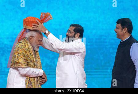 Mumbai, Indien. Juli 2024. MUMBAI, INDIEN - 13. JULI: Premierminister Narendra Modi startet Infrastrukturprojekte im Wert von 29.400 Mrd. RS bei einer Veranstaltung in Goregaon, am 13. Juli 2024 in Mumbai, Indien. Modi sagte, dass laut RBI-Bericht in den letzten drei bis vier Jahren acht Milliarden neue Arbeitsplätze im Land geschaffen wurden. Modi sprach bei einer Veranstaltung im Stadtteil Goregaon von Mumbai, nachdem er den Grundstein für RS 29.000-Milliarden-Projekte im Straßen-, Schienen- und Hafensektor in der Stadt gelegt hatte. (Foto: Satish Bate/Hindustan Times/SIPA USA) Credit: SIPA USA/Alamy Live News Stockfoto