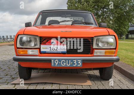 Lelystad, Niederlande, 16.06.2024, Vorderansicht des klassischen französischen Familienwagens Peugeot 304 Cabriolet aus dem Jahr 1975 beim National Old Timer Day Stockfoto