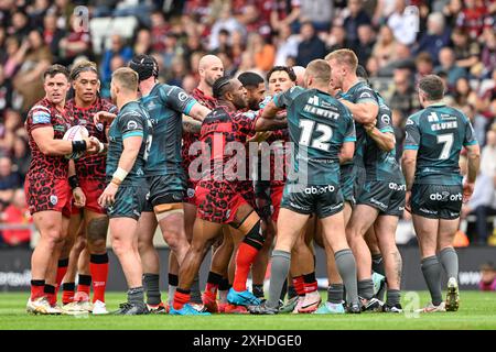 Leigh, Großbritannien. Juli 2024. Die Stimmung steigt über, als die beiden Teams beim Spiel der Betfred Super League Runde 17 im Leigh Sports Village, Leigh, Großbritannien, 13. Juli 2024 (Foto: Cody Froggatt/News Images) in Leigh, Großbritannien, am 13. Juli 2024 aufeinander treffen. (Foto: Cody Froggatt/News Images/SIPA USA) Credit: SIPA USA/Alamy Live News Stockfoto