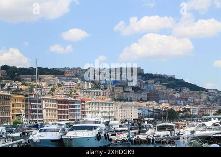 Boote im Yachthafen. Wunderschöne weiße Yachten, die an der Küste auf den Bergen und dem Vesuv-Vulkan geparkt wurden, Neapel, Italien Stockfoto