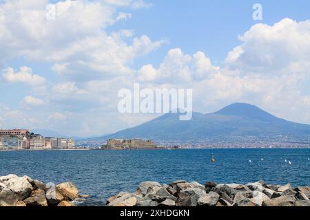 Das blaue Meer und der Hintergrund der Berge und des Monte Visuvius in der Bucht von Neapel. Urlaub und Tourismus in Süditalien Stockfoto