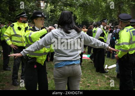 London, England, Großbritannien. Juli 2024. Polizisten zielen auf Demonstranten der Jugendlichen ab, wenn sie sich in den Russell Square Gardens versammeln. Sie werden nach Section 11 des Public Order Act 2023 durchsucht. Die Nachfrage der Jugendlichen ist bestrebt, Keir Starmers erste Regierungswochen zu stören. Sie sind entschlossen, klarzustellen, dass die neue Labour-Regierung sie nicht vertritt und dass sie die Mittäterschaft von Labour am Völkermord in Gaza nicht unterstützen. (Kreditbild: © Martin Pope/ZUMA Press Wire) NUR REDAKTIONELLE VERWENDUNG! Nicht für kommerzielle ZWECKE! Stockfoto