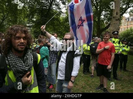 London, England, Großbritannien. Juli 2024. Ein pro-israelischer Demonstrant läuft unter der pro-palästinensischen Jugend-Forderung, Demonstranten tragen eine gewerkschaft und eine israelische Flagge in den Russell Square Gardens. Die Nachfrage nach Jugendlichen will Keir Starmers erste Regierungswochen stören. Sie sind entschlossen, klarzustellen, dass die neue Labour-Regierung sie nicht vertritt und dass sie die Mittäterschaft von Labour am Völkermord in Gaza nicht unterstützen. (Kreditbild: © Martin Pope/ZUMA Press Wire) NUR REDAKTIONELLE VERWENDUNG! Nicht für kommerzielle ZWECKE! Stockfoto