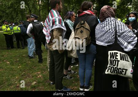 London, England, Großbritannien. Juli 2024. Die Demonstranten versammeln sich in den Russell Square Gardens und werden von Polizeibeamten überwacht. Ein Demonstrant trägt eine Tasche mit der Aufschrift "˜Wir werden es nicht vergessen ". Die Nachfrage nach Jugendlichen will Keir Starmers erste Regierungswochen stören. Sie sind entschlossen, klarzustellen, dass die neue Labour-Regierung sie nicht vertritt und dass sie die Mittäterschaft von Labour am Völkermord in Gaza nicht unterstützen. (Kreditbild: © Martin Pope/ZUMA Press Wire) NUR REDAKTIONELLE VERWENDUNG! Nicht für kommerzielle ZWECKE! Stockfoto