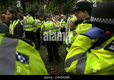 London, England, Großbritannien. Juli 2024. Polizisten zielen auf Demonstranten der Jugendlichen ab, wenn sie sich in den Russell Square Gardens versammeln. Sie werden nach Section 11 des Public Order Act 2023 durchsucht. Die Nachfrage der Jugendlichen ist bestrebt, Keir Starmers erste Regierungswochen zu stören. Sie sind entschlossen, klarzustellen, dass die neue Labour-Regierung sie nicht vertritt und dass sie die Mittäterschaft von Labour am Völkermord in Gaza nicht unterstützen. (Kreditbild: © Martin Pope/ZUMA Press Wire) NUR REDAKTIONELLE VERWENDUNG! Nicht für kommerzielle ZWECKE! Stockfoto