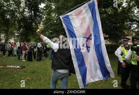 London, England, Großbritannien. Juli 2024. Ein pro-israelischer Demonstrant läuft unter der pro-palästinensischen Jugend-Forderung, Demonstranten tragen eine gewerkschaft und eine israelische Flagge in den Russell Square Gardens. Die Nachfrage nach Jugendlichen will Keir Starmers erste Regierungswochen stören. Sie sind entschlossen, klarzustellen, dass die neue Labour-Regierung sie nicht vertritt und dass sie die Mittäterschaft von Labour am Völkermord in Gaza nicht unterstützen. (Kreditbild: © Martin Pope/ZUMA Press Wire) NUR REDAKTIONELLE VERWENDUNG! Nicht für kommerzielle ZWECKE! Stockfoto