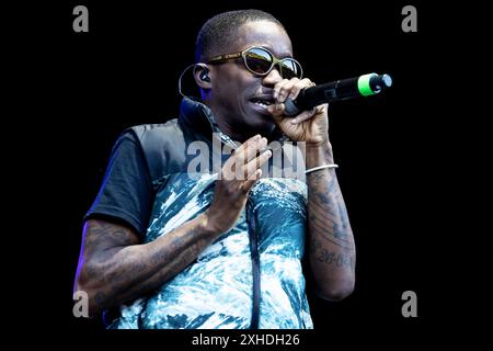 Eden Project, Bodelva, Großbritannien 13. Juli 2024. Tinchy Stryder tritt bei den Eden Sessions 2024 auf, die im ikonischen Eden Project in Bodelva, Cornwall, Großbritannien, stattfinden. Der britische Rapper/Sänger ist auch Songwriter, Unternehmer und Investor und hat drei Soloalben veröffentlicht. Quelle: Mark Passmore/ Alamy Live News Stockfoto