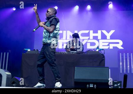 Eden Project, Bodelva, Großbritannien 13. Juli 2024. Tinchy Stryder tritt bei den Eden Sessions 2024 auf, die im ikonischen Eden Project in Bodelva, Cornwall, Großbritannien, stattfinden. Der britische Rapper/Sänger ist auch Songwriter, Unternehmer und Investor und hat drei Soloalben veröffentlicht. Quelle: Mark Passmore/ Alamy Live News Stockfoto