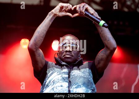 Eden Project, Bodelva, Großbritannien 13. Juli 2024. Tinchy Stryder tritt bei den Eden Sessions 2024 auf, die im ikonischen Eden Project in Bodelva, Cornwall, Großbritannien, stattfinden. Der britische Rapper/Sänger ist auch Songwriter, Unternehmer und Investor und hat drei Soloalben veröffentlicht. Quelle: Mark Passmore/ Alamy Live News Stockfoto