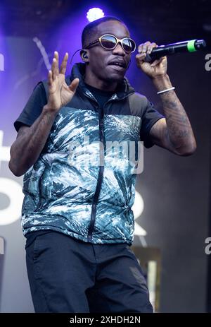 Eden Project, Bodelva, Großbritannien 13. Juli 2024. Tinchy Stryder tritt bei den Eden Sessions 2024 auf, die im ikonischen Eden Project in Bodelva, Cornwall, Großbritannien, stattfinden. Der britische Rapper/Sänger ist auch Songwriter, Unternehmer und Investor und hat drei Soloalben veröffentlicht. Quelle: Mark Passmore/ Alamy Live News Stockfoto