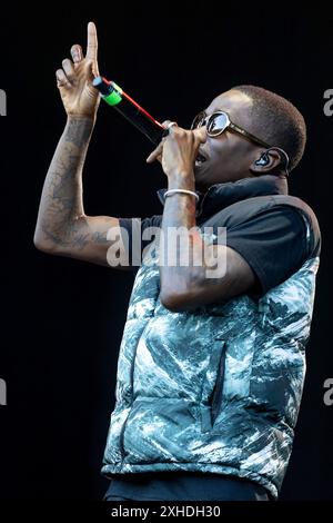 Eden Project, Bodelva, Großbritannien 13. Juli 2024. Tinchy Stryder tritt bei den Eden Sessions 2024 auf, die im ikonischen Eden Project in Bodelva, Cornwall, Großbritannien, stattfinden. Der britische Rapper/Sänger ist auch Songwriter, Unternehmer und Investor und hat drei Soloalben veröffentlicht. Quelle: Mark Passmore/ Alamy Live News Stockfoto