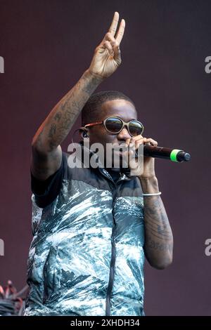 Eden Project, Bodelva, Großbritannien 13. Juli 2024. Tinchy Stryder tritt bei den Eden Sessions 2024 auf, die im ikonischen Eden Project in Bodelva, Cornwall, Großbritannien, stattfinden. Der britische Rapper/Sänger ist auch Songwriter, Unternehmer und Investor und hat drei Soloalben veröffentlicht. Quelle: Mark Passmore/ Alamy Live News Stockfoto