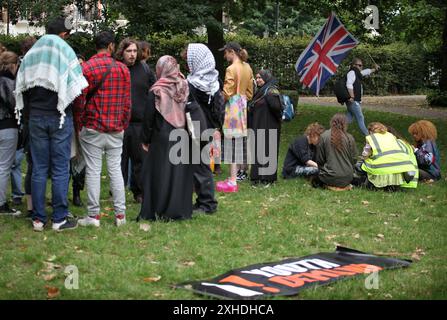 London, England, Großbritannien. Juli 2024. Ein pro-israelischer Demonstrant läuft unter den pro-palästinensischen Jugendlichen, die fordern, dass Demonstranten eine gewerkschaft und eine israelische Flagge in den Russell Square Gardens tragen und wird völlig ignoriert. Die Nachfrage nach Jugendlichen will Keir Starmers erste Regierungswochen stören. Sie sind entschlossen, klarzustellen, dass die neue Labour-Regierung sie nicht vertritt und dass sie die Mittäterschaft von Labour am Völkermord in Gaza nicht unterstützen. (Kreditbild: © Martin Pope/ZUMA Press Wire) NUR REDAKTIONELLE VERWENDUNG! Nicht für kommerzielle ZWECKE! Stockfoto