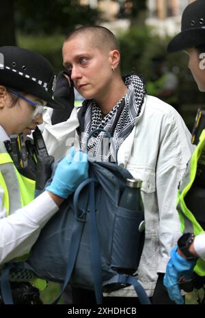 London, England, Großbritannien. Juli 2024. Eine Demonstrantin wischt Tränen weg, während ein Polizist ihre Tasche durchsucht, während sie sich in Russell Square Gardens versammeln. Sie werden gemäß Sektion11 des Public Order Act 2023 durchsucht. Die Forderung der Jugendlichen ist bestrebt, Keir Starmers erste Regierungswochen zu stören. Sie sind entschlossen, klarzustellen, dass die neue Labour-Regierung sie nicht vertritt und dass sie die Mittäterschaft von Labour am Völkermord in Gaza nicht unterstützen. (Kreditbild: © Martin Pope/ZUMA Press Wire) NUR REDAKTIONELLE VERWENDUNG! Nicht für kommerzielle ZWECKE! Stockfoto