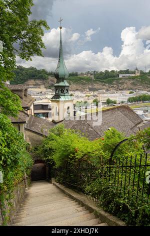 Salzburg, Österreich. Juli 2024. Ein Panoramablick auf die Stadt vom Kapuzinerberg Nord Stockfoto