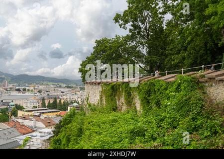 Salzburg, Österreich. Juli 2024. Panoramablick vom Kapuzinerberg Nord ins Stadtzentrum Stockfoto