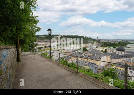 Salzburg, Österreich. Juli 2024. Panoramablick vom Kapuzinerberg Nord ins Stadtzentrum Stockfoto