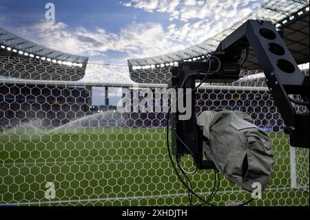 TV camera behind the goal at the soccer stadium Stockfoto