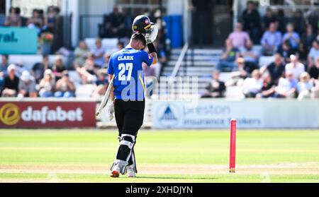 Hove UK 13. Juli 2024 - Tom Clark, der Sussex Sharks Batter, während des Cricket-Spiels Vitality T20 Blast zwischen Sussex Sharks und Essex auf dem 1. Central County Ground in Hove: Credit Simon Dack /TPI/ Alamy Live News Stockfoto