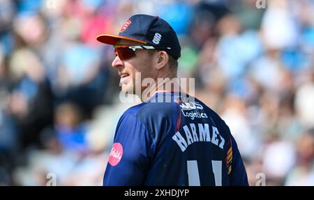 Hove UK 13. Juli 2024: Simon Harmer, der Essex-Kapitän während des Cricket-Spiels Vitality T20 Blast zwischen Sussex Sharks und Essex auf dem 1. Central County Ground in Hove: Credit Simon Dack /TPI/ Alamy Live News Stockfoto