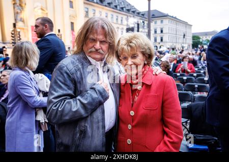 München, Deutschland. Juli 2024. Leslie Mandoki (l), Musikerin, und Charlotte Knobloch, Präsidentin der Jüdischen Gemeinde München und Oberbayern, besuchen das Konzert „Klassik am Odeonsplatz“ der Münchner Philharmoniker. Quelle: Matthias Balk/dpa/Alamy Live News Stockfoto