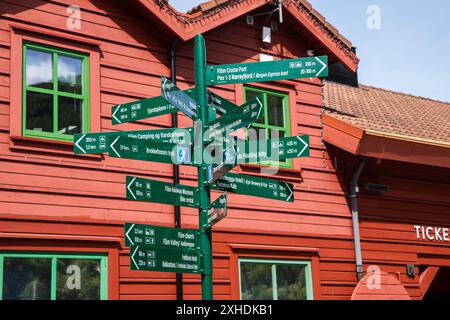 Ein hölzernes Informationsschild an einem sonnigen Tag in Flam, Norwegen, im Mai Stockfoto