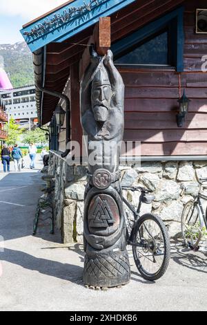 Eine Statue an einem sonnigen Tag in Flam, Norwegen, im Mai Stockfoto