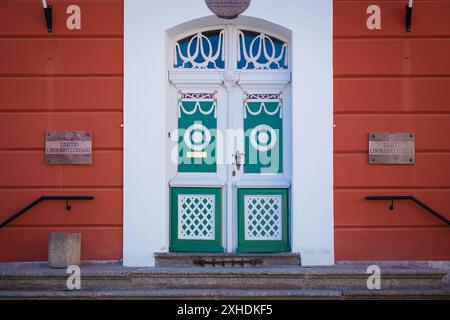 Tartu, Estland - 25. Mai 2024: Nahaufnahme der Namensschilder der Stadtverwaltung und des Stadtrates von Tartu, Stockfoto