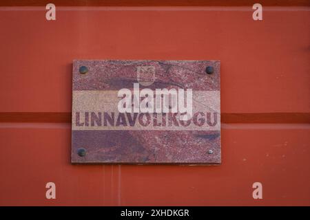 Tartu, Estland - 25. Mai 2024: Nahaufnahme des Typenschildes des Stadtrates von Tartu auf dem Gebäude, Stockfoto